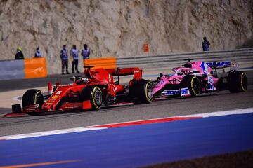 Racing Point le regaló a 'Checo' el volante y trofeo con el que ganó en Sakhir