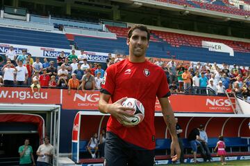 El 11 de agosto de 2011 se anunci¨® la renovaci¨®n de su contrato por tres a?os m¨¢s y su vuelta a Osasuna en calidad de cedido. Casualmente se perdi¨® el aterrizaje de Simeone, su gran valedor, en el Atleti. Este lleg¨® tras la destituci¨®n de Manzano y se hizo con la Europa League, ante el Athletic de Bielsa. El 4 de diciembre, en el partido correspondiente a la decimoquinta jornada de Liga frente al Betis, super¨® la barrera de 200 partidos en Primera Divisi¨®n. En la ¨²ltima jornada de Liga, ante el Racing de Santander, super¨® los cien compromisos de Liga con la camiseta rojilla. Termin¨® la temporada con un total de 11 goles, superando su mejor registro y siendo el m¨¢ximo goleador del club, cuatro tantos por delante del delantero centro Ibrahima Balde.