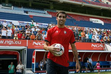 El 11 de agosto de 2011 se anunció la renovación de su contrato por tres años más y su vuelta a Osasuna en calidad de cedido. Casualmente se perdió el aterrizaje de Simeone, su gran valedor, en el Atleti. Este llegó tras la destitución de Manzano y se hizo con la Europa League, ante el Athletic de Bielsa. El 4 de diciembre, en el partido correspondiente a la decimoquinta jornada de Liga frente al Betis, superó la barrera de 200 partidos en Primera División. En la última jornada de Liga, ante el Racing de Santander, superó los cien compromisos de Liga con la camiseta rojilla. Terminó la temporada con un total de 11 goles, superando su mejor registro y siendo el máximo goleador del club, cuatro tantos por delante del delantero centro Ibrahima Balde.