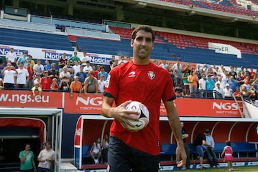 El 11 de agosto de 2011 se anunció la renovación de su contrato por tres años más y su vuelta a Osasuna en calidad de cedido. Casualmente se perdió el aterrizaje de Simeone, su gran valedor, en el Atleti. Este llegó tras la destitución de Manzano y se hizo con la Europa League, ante el Athletic de Bielsa. El 4 de diciembre, en el partido correspondiente a la decimoquinta jornada de Liga frente al Betis, superó la barrera de 200 partidos en Primera División. En la última jornada de Liga, ante el Racing de Santander, superó los cien compromisos de Liga con la camiseta rojilla. Terminó la temporada con un total de 11 goles, superando su mejor registro y siendo el máximo goleador del club, cuatro tantos por delante del delantero centro Ibrahima Balde.
