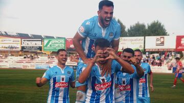 Álvaro Traver celebra el gol del triunfo del CD Coria frente al CD Don Benito (0-1) en el derbi extremeño disputado en el estadio Vicente Sanz.