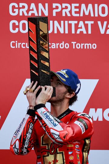 Francesco Bagnaia celebra la victoria de carrera en el podio. 