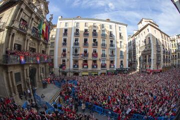 La plantilla de Osasuna en el balcón del Ayuntamiento de Pamplona arropados por los aficionados rojillos.