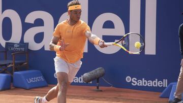 Rafa Nadal devuelve una bola durante su partido de semifinales ante David Goffin en el Barcelona Open Banc Sabadell 2018.