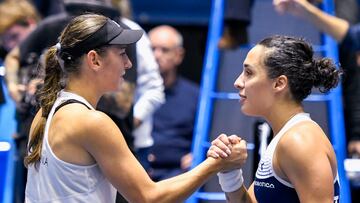 SEVILLA. 09/11/2023. - La tenista italiana Martina Trevisan (d), se despide de a eslovena Kaja Juvan (i) tras vencerla en el partido disputado en semifinales de la Billie Jean King Cup, que se celebra estos días en Sevilla. EFE/ Raúl Caro.