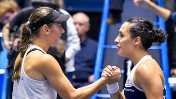 SEVILLA. 09/11/2023. - La tenista italiana Martina Trevisan (d), se despide de a eslovena Kaja Juvan (i) tras vencerla en el partido disputado en semifinales de la Billie Jean King Cup, que se celebra estos días en Sevilla. EFE/ Raúl Caro.
