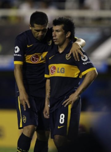 Un año y medio estuvo Gary Medel en Boca Juniors. Pese a no ser campeón, quedó en la memoria de los hinchas xeneises tras anotarle dos goles en un superclásico a River Plate.