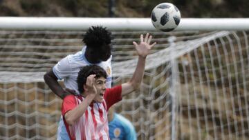 Sergio Camello intenta controlar un balón durante el partido del Atlético contra el Zaragoza en la Copa de Campeones.