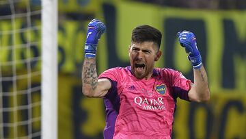 SANTIAGO DEL ESTERO, ARGENTINA - DECEMBER 08: Agustín Rossi of Boca Juniors celebrates after saving the penalty from Héctor Fertoli of Talleres (not in frame) in the shootout after during the final match of Copa Argentina 2021 between Boca Juniors and Talleres at Estadio Unico Madre de Ciudades on December 08, 2021 in Santiago del Estero, Argentina. (Photo by Hernan Cortez/Getty Images)