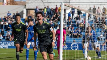 Dotor, centrocampista del Real Madrid Castilla, celebra su gol al Linares.