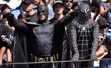 ¿De qué equipo pueden ser Batman y el Spider-Man malote del traje negro? Pues claro, de los Raiders. Superman como es un tío sosainas seguro que es de los 49ers.