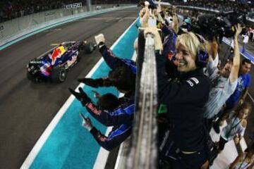 Cruzando la línea de meta en Abu Dhabi, donde en 2010 ganó su primer campeonato de Fórmula Uno.