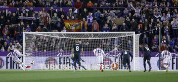 Rubén Alcaraz misses a spot kick.