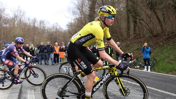 La ciclista neerlandesa del Visma - Lease a Bike Fem Van Empel rueda durante la disputa del Trofeo Alfredo Binda 2025