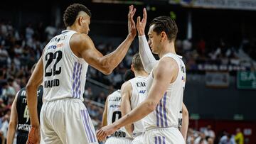 Edy Tavares y Mario Hezonja se saludan durante el primer partido.