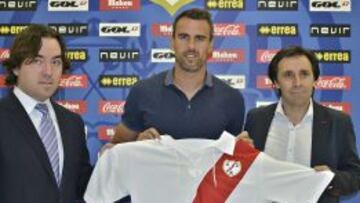 El defensa Antonio Amaya junto al presidente del Rayo Vallecano Ra&uacute;l Mart&iacute;n Presa y el director deportivo del club Felipe Mi&ntilde;ambres, durante su presentaci&oacute;n como jugador del Rayo Vallecano.