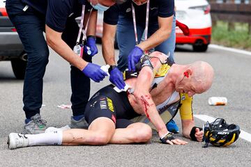 El holand¨¦s Jos van Emden del equipo ciclista Jumbo Visma es examinado despu¨¦s de verse involucrado en un choque masivo durante la 15? etapa del Giro de Italia 2021, una carrera de 147 km entre Grado y Goriziav