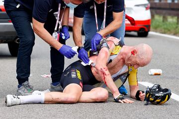 El holandés Jos van Emden del equipo ciclista Jumbo Visma es examinado después de verse involucrado en un choque masivo durante la 15ª etapa del Giro de Italia 2021, una carrera de 147 km entre Grado y Goriziav