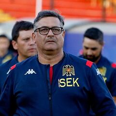 “No se respeta a los entrenadores chilenos, pero también podemos hacer cosas interesantes”