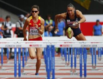 Caridad Jerez y Cindy Billaud compitiendo en la prueba de 100m vallas en los campeonatos de Europa de atletismo en el estadio Letzigrund en Zúrich (Suiza)