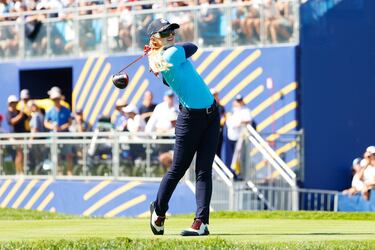 La actriz de Orlando Kathryn Newton golpea durante el torneo. 