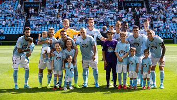 Los jugadores del Celta posan en formación antes del inicio del partido contra el Granada en Balaídos.
