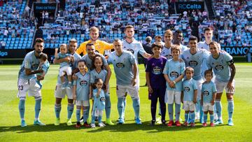 Los jugadores del Celta posan en formaci&oacute;n antes del inicio del partido contra el Granada en Bala&iacute;dos.