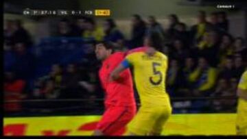 Luis Suárez vuelve a usar los brazos al límite del reglamento