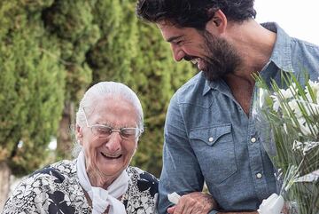 Feliz día de la mujer trabajadora. Luisa Cantero (98) AKA La Tata se pasó toda la vida trabajando, primero cuidando a su madre desde sus 12 años y posteriormente como limpiadora de hogar y de unas piscinas municipales.
A sus 92 años comenzó a rodar como protagonista #100DiasConLaTata que terminó con 96 y aún tendría energía para hacer la secuela y bailar en un tablao flamenco porque si algo le sobra es arte.
FELICIDADES TATA!
Desde @pacienciafilms te queremos tu director favorito @miguelamunoz y todo el equipo al que alegraste la vida durante el rodaje de la película más especial y emocionante que se haya hecho en el cine ?
PD: Si, el #8M es mañana pero sólo de felicitar un día antes porque mañana no iba a ser posible subir el post #8Marzo