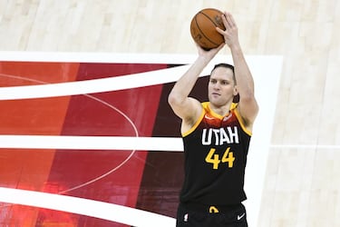 El alero croata (31 años y 2,03 m) es uno de esos jugadores que parece que siempre ha estado ahí. Criado en la cantera del Madrid, no triunfo en España, pero sí en Turquía con un Fenerbahçe que le sirvió de trampolín para la NBA: Brooklyn, Washington, Indiana y, ahora, Utah. Tiene una enorme mano desde el perímetro con un 39% de efectividad.