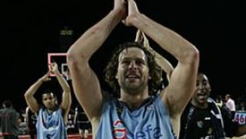 <b>EN RACHA. </b>Los jugadores del Estudiantes celebran una victoria.