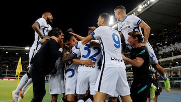 Soccer Football - Italy - Serie A - Hellas Verona v Inter Milan - Stadio Marc'Antonio Bentegodi, Verona, Italy - August 27, 2021 Inter Milan players celebrate after the match REUTERS/Daniele Mascolo