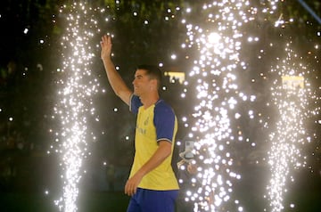 Soccer Football - Al Nassr unveil new signing Cristiano Ronaldo - Mrsool Park, Riyadh, Saudi Arabia - January 3, 2023  New Al Nassr signing Cristiano Ronaldo waves during his presentation REUTERS/Ahmed Yosri