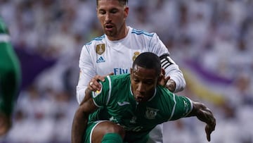 Beauvue defiende un balón ante Sergio Ramos en el partido de Copa del Rey frente al Real Madrid en el Santiago Bernabéu.