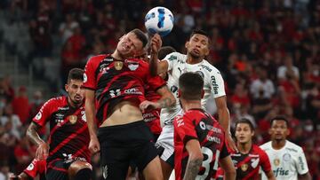Soccer Football - Recopa Sudamericana - Final - First leg - Atletico Paranaense v Palmeiras - Arena da Baixada, Curitiba, Brazil - February 23, 2022 Palmeiras' Roni in action with Athletico Paranaense's Hugo Moura REUTERS/Pilar Olivares