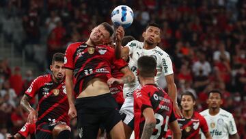 Soccer Football - Recopa Sudamericana - Final - First leg - Atletico Paranaense v Palmeiras - Arena da Baixada, Curitiba, Brazil - February 23, 2022 Palmeiras&#039; Roni in action with Athletico Paranaense&#039;s Hugo Moura REUTERS/Pilar Olivares