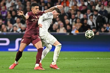 Fede Valverde protege la pelota ante Savinho en el duelo de vuelta contra el Manchester City. 