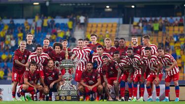 CADIZ, SPAIN - AUGUST 04: Players of Atletico de Madrid pose with the trophy after winning the Trofeo Carranza match between Cadiz CF and Atletico de Madrid at Estadio Nuevo Mirandilla on August 04, 2022 in Cadiz, Spain. (Photo by Fran Santiago/Getty Images)