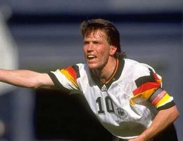 Lothar Matthaus es segundo en la lista, con 38 años y 131 días. Jugó frente a Estados Unidos en 1999.