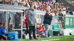 El técnico del Racing de Ferrol, Cristóbal Parralo, durante el partido de LaLiga Hypermotion contra el Tenerife.