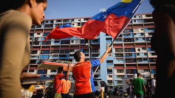 Un partidario del Gobierno de Venezuela sostiene una bandera venezolana durante una manifestación para exigir la liberación del presidente derrocado Nicolás Maduro y su esposa, Cilia Flores, dos meses después de su captura por parte de Estados Unidos, en Caracas, Venezuela. 3 de marzo de 2026.