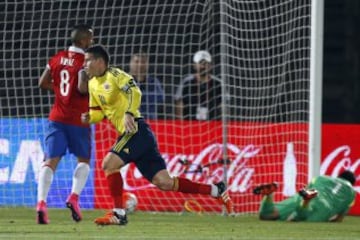 La tercera fecha se disputó en noviembre. Chile jugó un buen primer tiempo donde se fue ganándole 1-0 a Colombia con tanto de Arturo Vidal. En el complemento la Roja bajó y James anotó el empate definitivo. 