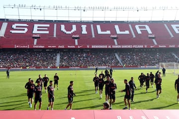 Los jugadores del equipo andaluz entrenaron acompañados por los ánimos y la alegría de miles de aficionados que no quisieron perderse a sus ídolos.