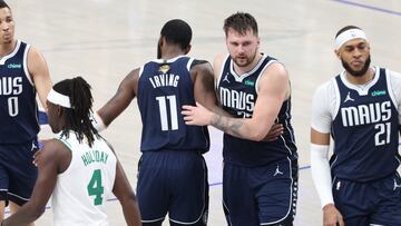 Luka Doncic y Kyrie Irving se felicitan durante el cuarto de las Finales de la NBA, jugado en Dallas.