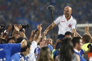 Jorge Sampaoli obtuvo tres títulos por Torneos Nacionales. Lo hizo como técnico de Universidad de Chile, en el Apertura 2011, Clausura 2011 y Apertura 2012.