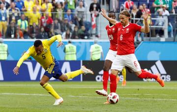 Michael Lang hace falta a Martin Olsson en los ¨²ltimos minutos del encuentro.