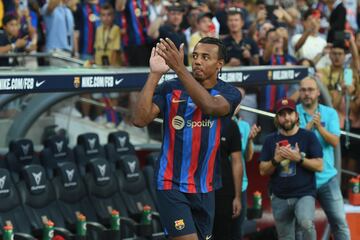 Jules Koundé aplaude a los aficionados en el Camp Nou.