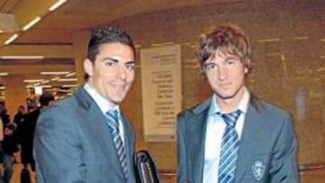 <b>EL EJEMPLO. </b>Óscar (a la izquierda) junto al canterano Longás a la llegada del equipo a Mallorca.