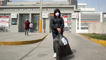 ACOMPA&Ntilde;A CR&Oacute;NICA: PER&Uacute; CORONAVIRUS - AME1806. LIMA (PER&Uacute;), 22/05/2020.- Wendy Echenique posa con una bolsa con objetos de un paciente de coronavirus ayer viernes, en el Hospital de Lima Este-Vitarte, en Lima (Per&uacute;). La a