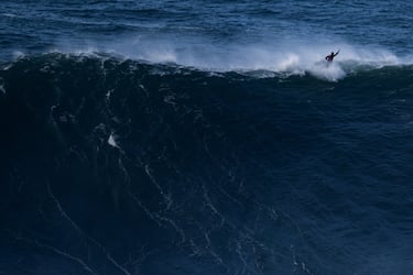 Un surfista celebra durante una sesión de surf de grandes olas el 3 de diciembre de 2025 en Nazare, Portugal..